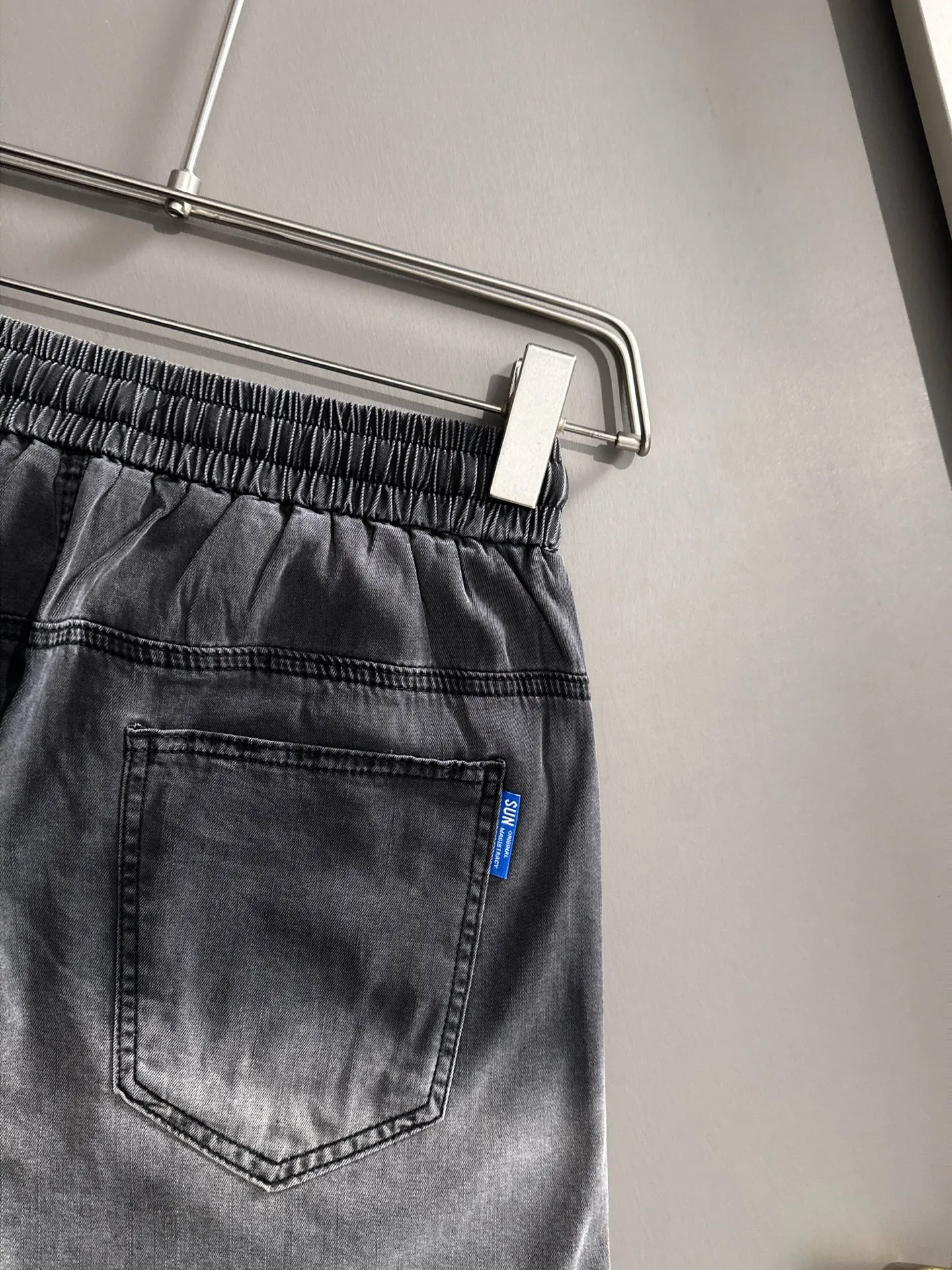 P300 Big Goose 2025 summer new jeans denim shorts are woven from imported Japanese Denim plain cotton denim fabrics. They have three standards. The top stone-washed process makes the texture reach the old taste of the 1980s. It is soft, delicate, comfortable and breathable. The color has a modern and fashionable vicissitudes. The upper body is versatile and fashionable! Light luxury is a must-have item for daily commuting! Size: M-4XL (please state your height and weight when placing an order)